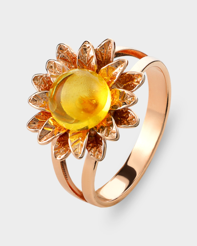 Золоченое кольцо с цельным балтийским янтарем лимонного оттенка