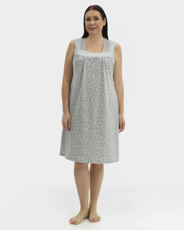 <html> <head></head> <body>  <ul>   <li>Фигурный вырез горловины</li>   <li>Декор кружевом</li>   <li>Нежный цветочный узор</li>   <li>Без рукавов</li>  </ul>  <p><strong>На модели размер 54<br />     Параметры модели: 110-93-118&nbsp;<br />     Рост: 176 см.</strong></p>  <p>Домашняя сорочка до колен от бренда Eva Cambru&nbsp;с фигурным вырезом горловины. Сорочка выполнена из хлопково-вискозной смеси, декорирована кружевом и бантом с украшением, сборками на груди и нежным цветочным принтом по всей площади изделия.</p>  <p>Если у вас остались вопросы, вы можете написать нам в Telegram:&nbsp;<a href="https://t.me/ShoppingLive_9671117811_bot">8-967-111-7811</a>.</p> </body></html>