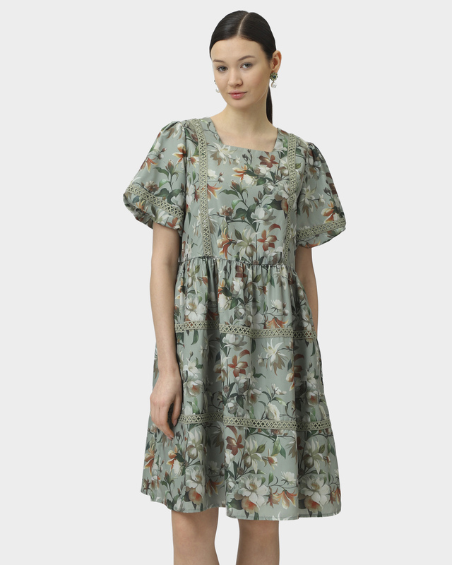 Платье А-силуэта с рукавами-фонариками, кружевными вставками и цветочным принтом