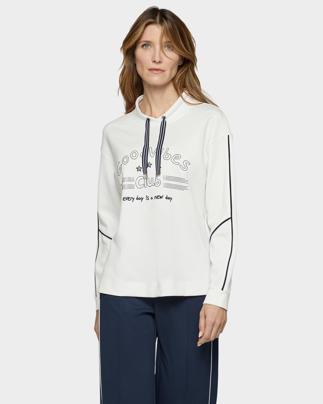 Свитшот с вышивкой, стразами и контрастными деталями