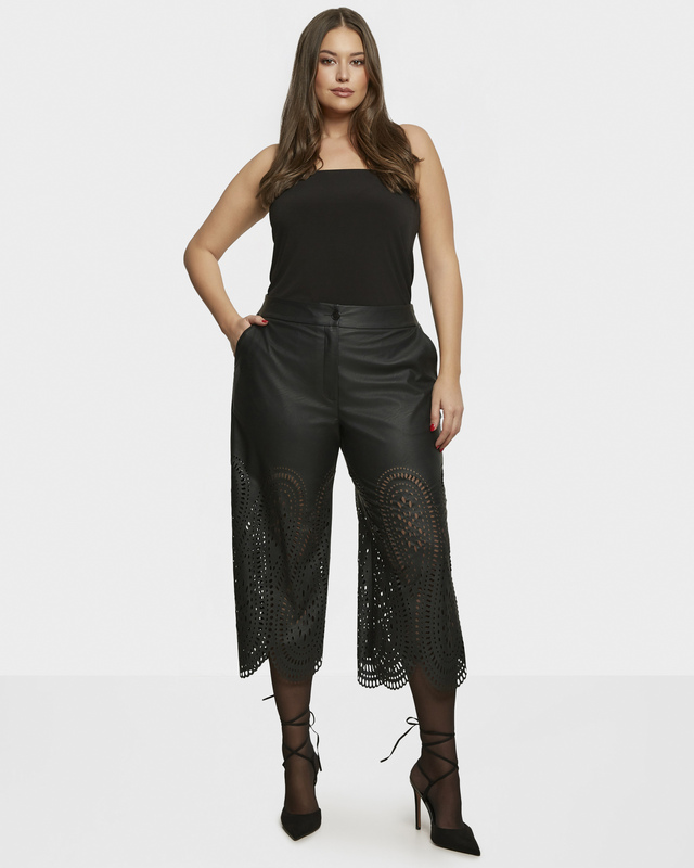 Укороченные брюки из экокожи с ажурной перфорацией по низу