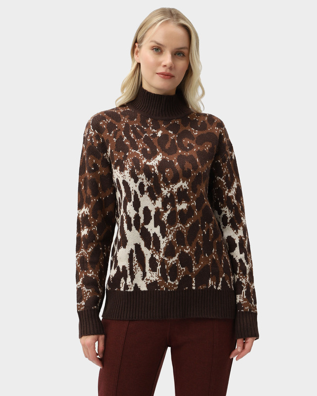 Пуловер прямого кроя с высоким воротом и анималистическим узором