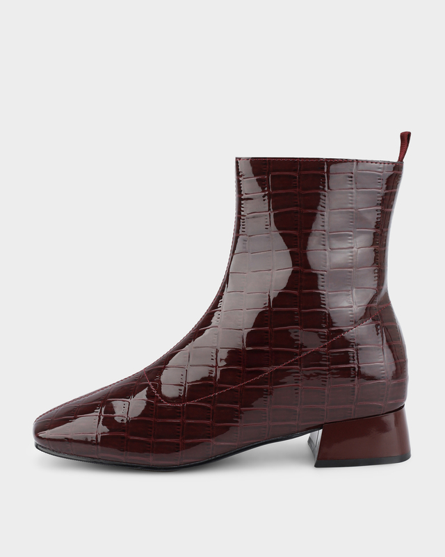 Полусапоги из натуральной лакированной кожи 3990₽