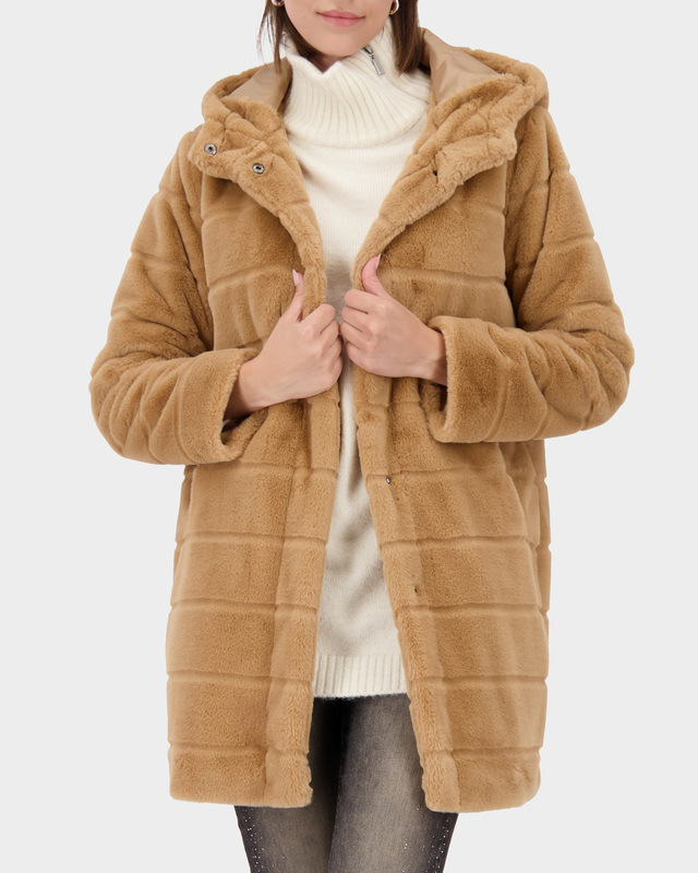 Пальто из мягкого экомеха с капюшоном