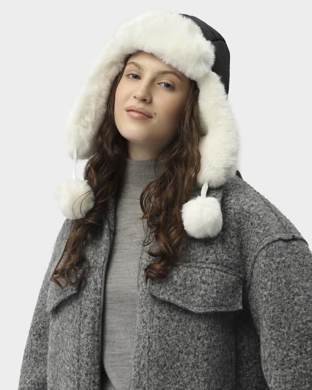 Женская шапка-ушанка с помпонами и опушкой из искусственного меха
