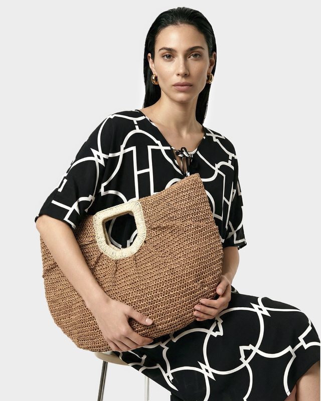 Туника из мягкой вискозы с контрастным геометрическим узором 5990₽