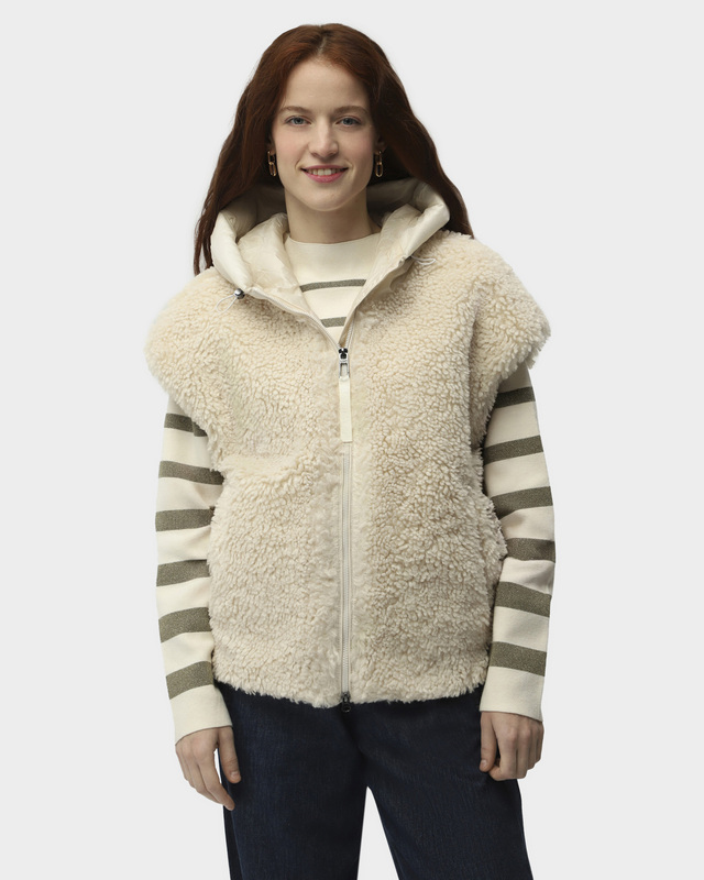 Жилет из плюшевого экомеха с несъемным стеганым капюшоном