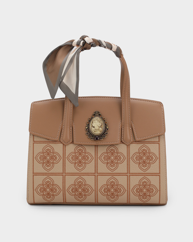 Сумка с объемной вышивкой, оригинальной кнопкой в виде камеи и декоративным платочком