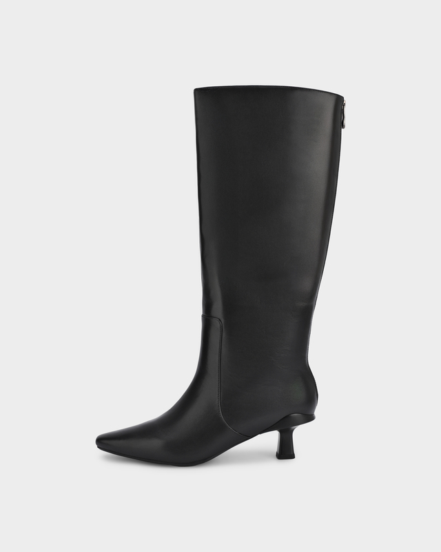 Сапоги из натуральной кожи с широким голенищем со скрытыми эластичными вставками 19990₽