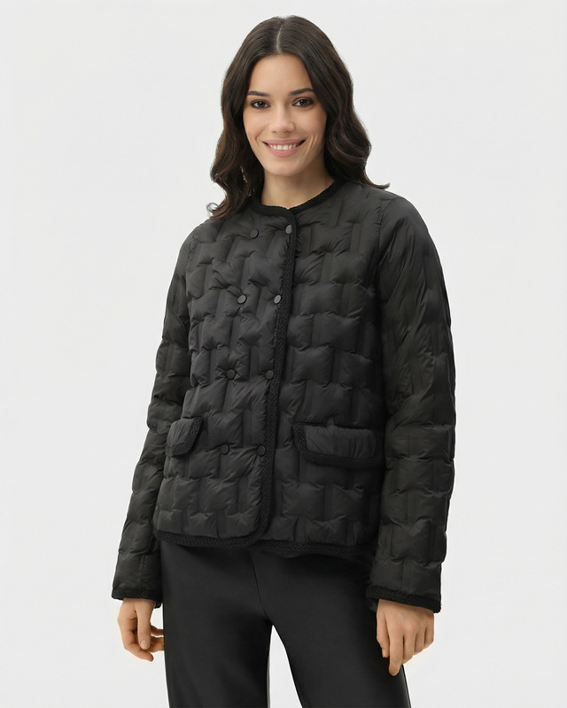 Куртка из матового материала с влагозащитными свойствами