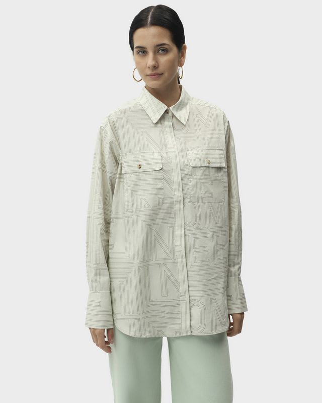 Рубашка из хлопка с отложным воротником застежкой на пуговицы и текстовым принтом 6990₽