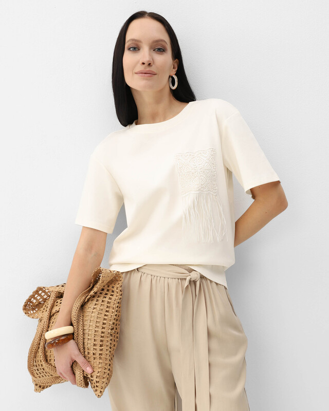 Футболка с декоративным карманом с вышивкой, пайетками и бахромой