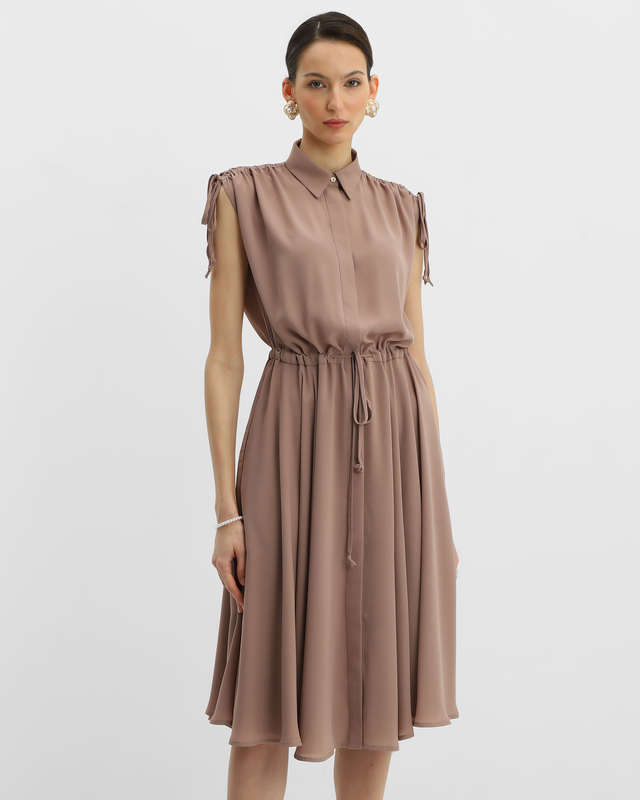 Платье миди с отложным воротником и сборкой на плечах 3590₽