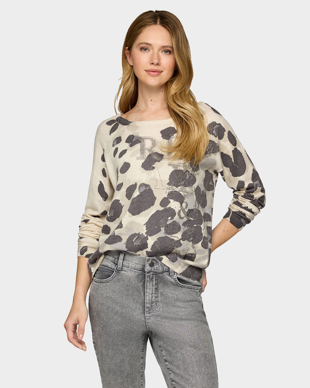 Пуловер из мягкого трикотажа со стразами