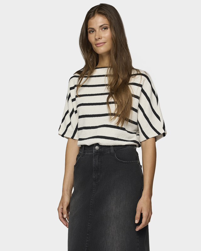 Трикотажный пуловер в полоску с короткими рукавами