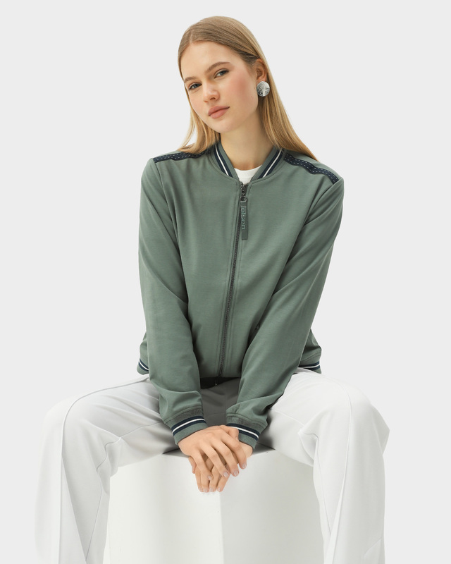 Бомбер с широкими манжетами, поясом и воротником-стойкой из фактурного трикотажа