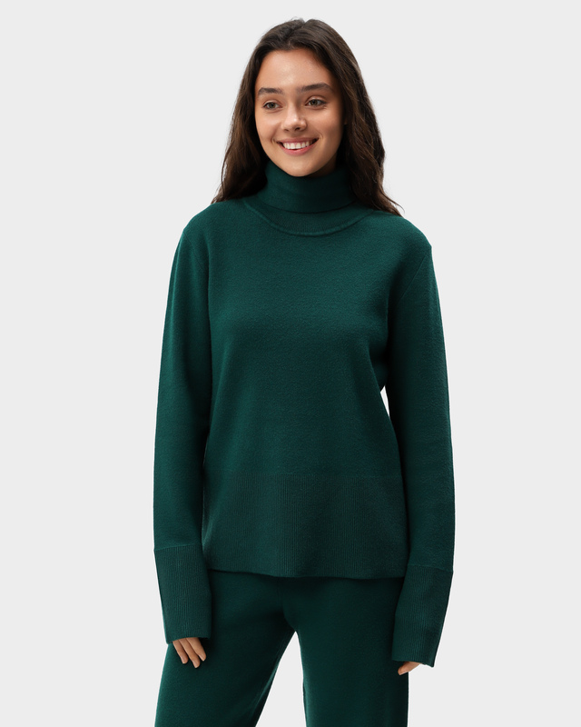 Пуловер с высоким воротом и блестящими пуговицами на рукавах