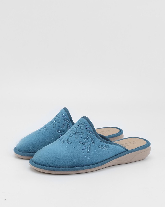 <html> <head></head> <body>  <ul>   <li>Хлопок с велюровой фактурой</li>   <li>Декор стразами</li>   <li>Технологии&nbsp;DEO-Fit и Deo Push</li>   <li>Стелька с антибактериальным эффектом</li>   <li>Нескользящая подошва с эффектом «Антишок»</li>   <li>Сделано в Италии</li>  </ul>  <p>Домашние тапочки из коллекции итальянского бренда AXA – элегантная модель для домашнего отдыха после длинного дня. Материал – хлопок с велюровой фактурой, верх также декорирован узором из стразов. Подложка подошвы из вспененного латекса принимает форму стопы.&nbsp;Мягкая текстильная подкладка сделана из фетра – материала, хорошо сохраняющего тепло.&nbsp;Стелька выполнена из экокожи с использованием угольной пыли, оказывающей антибактериальный эффект.&nbsp;Экокожа не вызывает аллергических реакций, обладает хорошей воздухопроницаемостью и впитывает влагу.&nbsp;Гибкая нескользящая подошва с эффектом «Антишок» гарантирует максимальный комфорт и безопасность при ходьбе, уменьшает нагрузку на позвоночник и суставы.</p>  <p>Тапочки изготовлены по запатентованной технология DEO-Fit, обеспечивающей им нежный цветочный аромат в течение 6 месяцев, который не исчезает полностью даже после стирок. Технология Deo Push – это отверстие в подошве для повторной ароматизации тапочек после стирки своими парфюмерными средствами.</p>  <p>Если у вас остались вопросы, вы можете написать нам в Telegram:&nbsp;<a dir="auto" href="tel:8-967-111-7811">8-967-111-7811</a>.</p> </body></html>