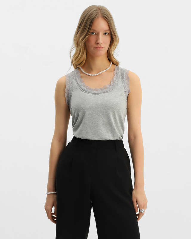 Топ из нежного вискозного трикотажа с кружевом