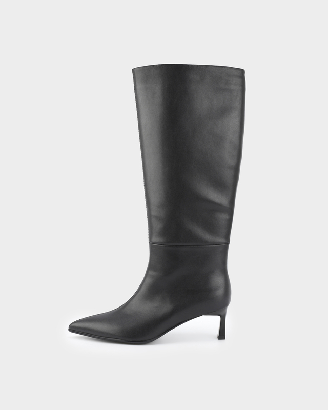 Сапоги из натуральной кожи на каблуке kitten heel 9990₽