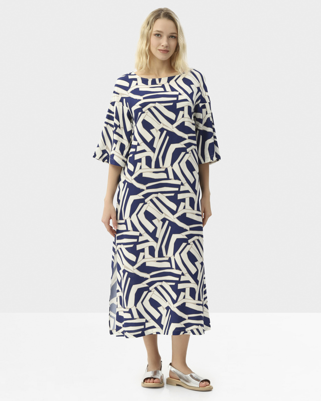 Свободное платье А-силуэта с ярким принтом 7590₽