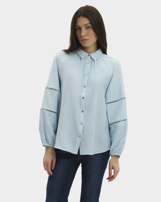 Блузка свободного кроя с кружевными вставками на объёмным рукавах