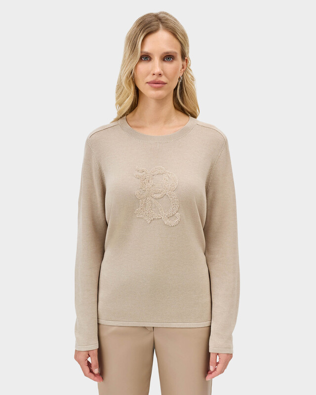 Вязаный джемпер с объемной вышивкой в виде монограммы