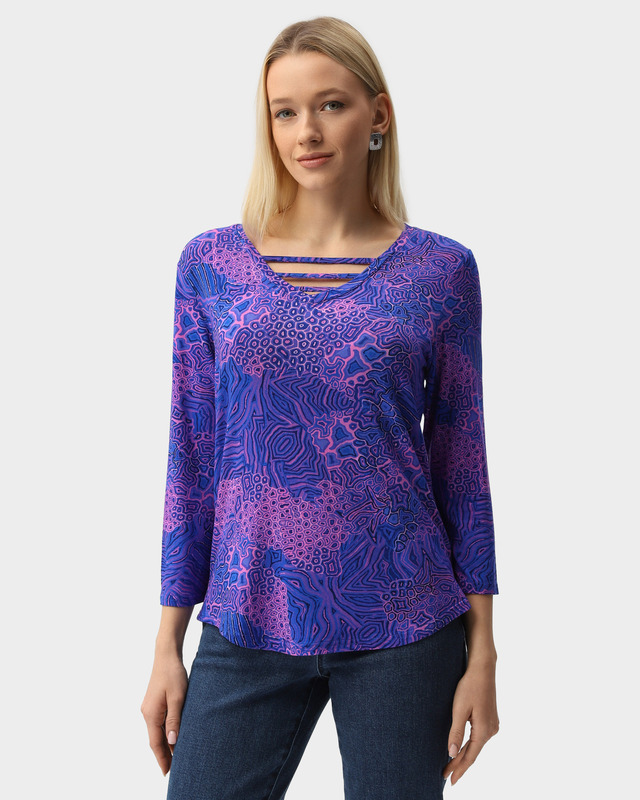 Блузка трапециевидного силуэта с районом в составе