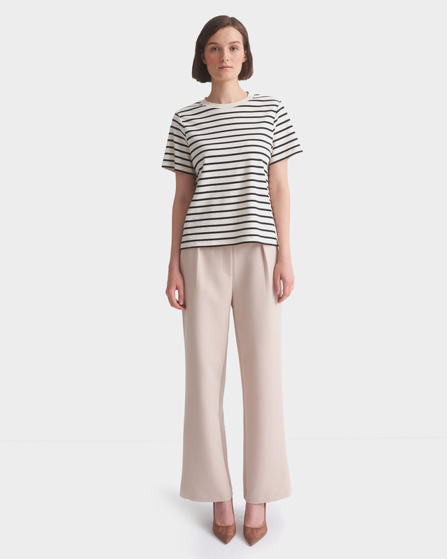 Брюки широкого кроя с боковыми карманами и защипами