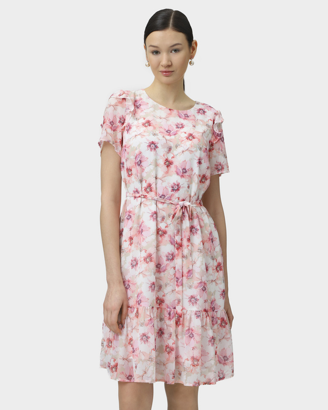 Легкое платье с нежным цветочным принтом и поясом