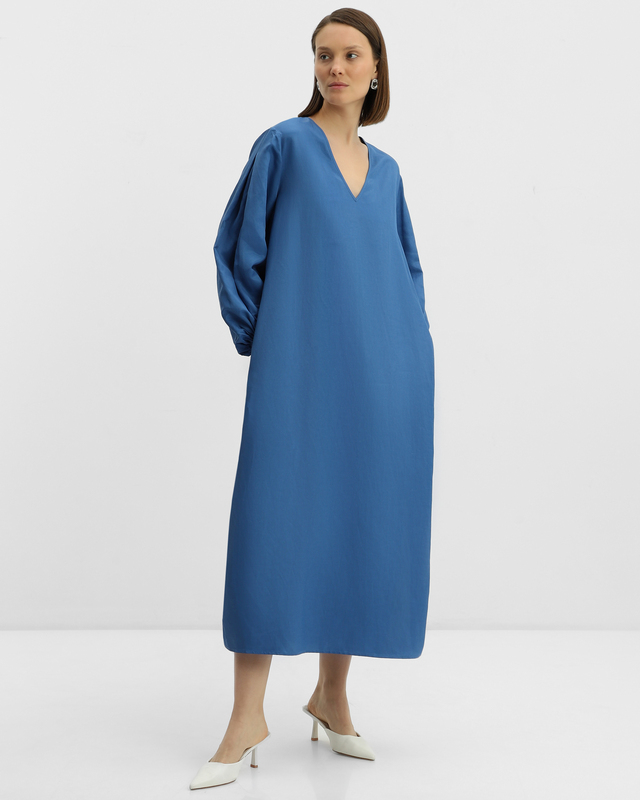 Платье свободного силуэта с объемными рукавами из плотной ткани с шелковистой фактурой 8390₽