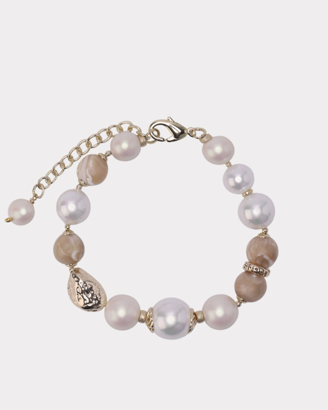 Асимметричный браслет  с жемчугом Майорка, натуральным перламутром  и ажурными бусинами