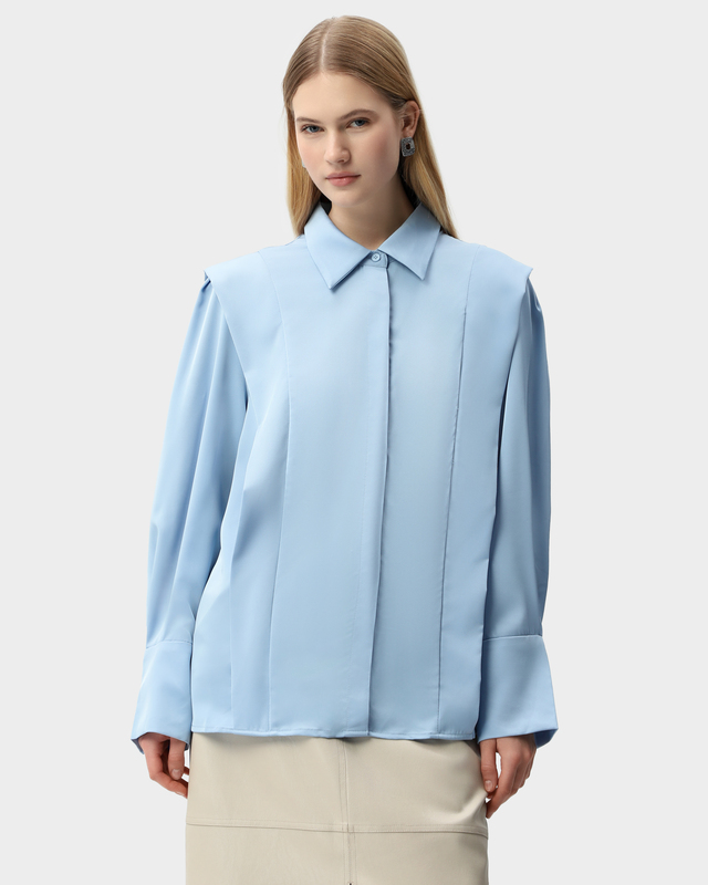 Блузка с акцентными складками и широкими манжетами