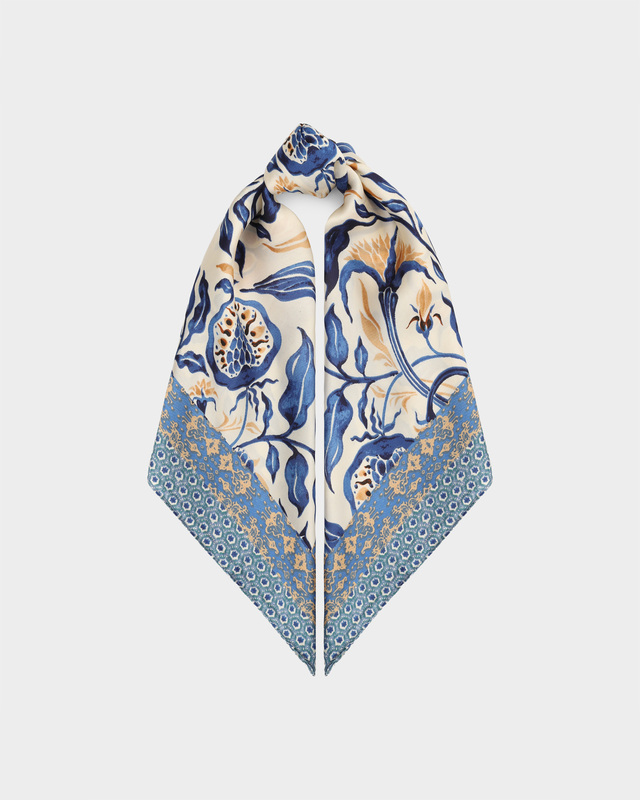 Платок с акцентным фантазийным принтом