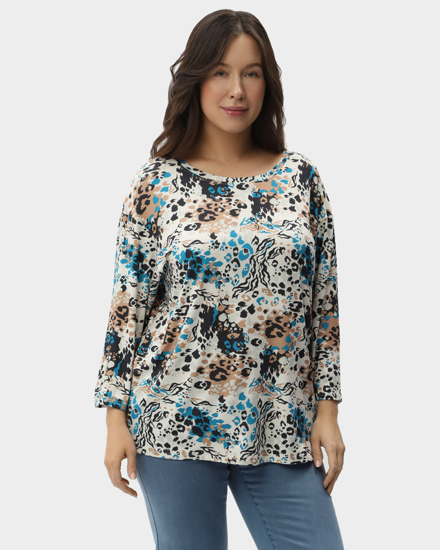 Лёгкая блузка со спущенной линией плеч и ярким принтом