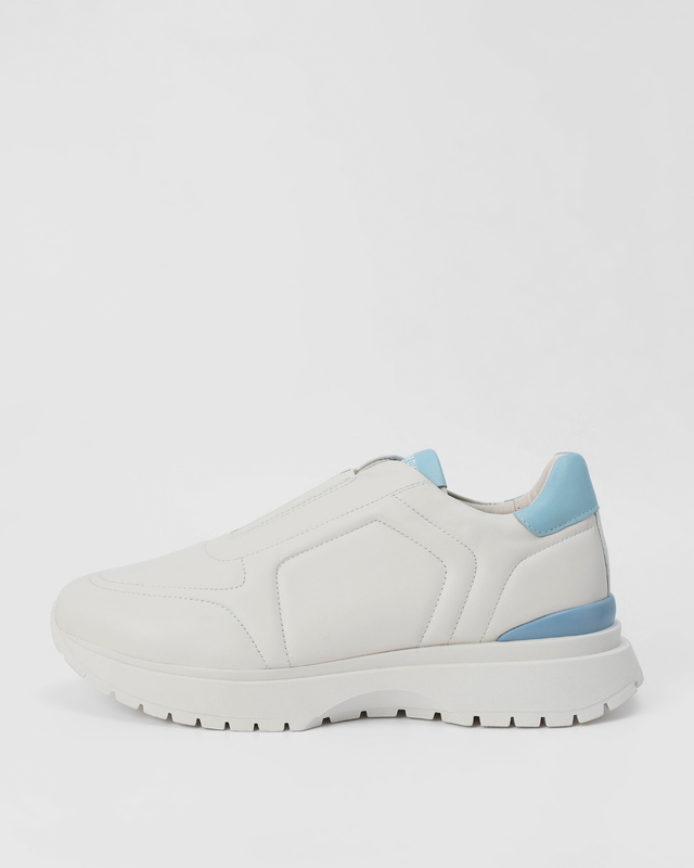 Кожаные кроссовки с эластичными вставками