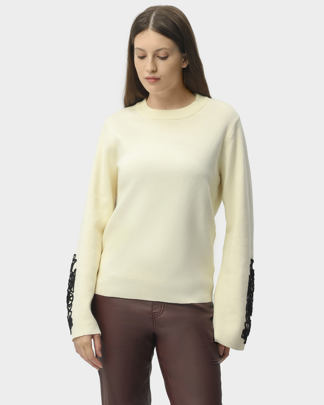 Пуловер с эффектной вышивкой на рукавах